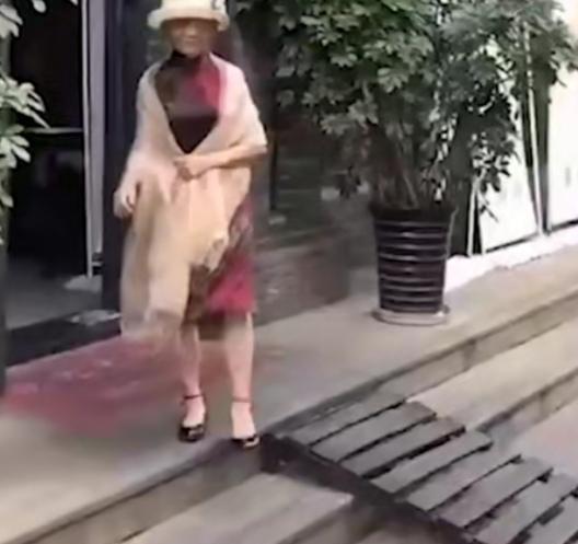 网红走秀小孩跳舞