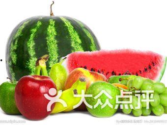 大连父亲淡定吃瓜,诠释生活态度