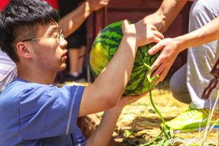 南非模特矿工吃瓜,跨界吃瓜，揭秘时尚与矿工的奇妙融合